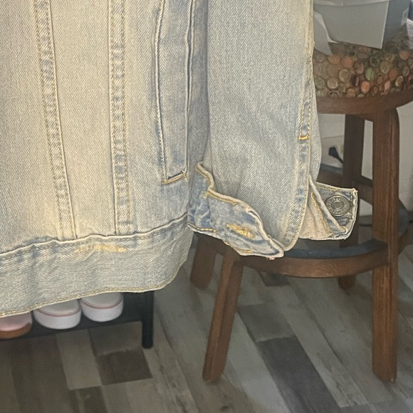 Forever 21 Light Wash Denim Trucker Jean Jacket. NWT. - Picture 3 of 11